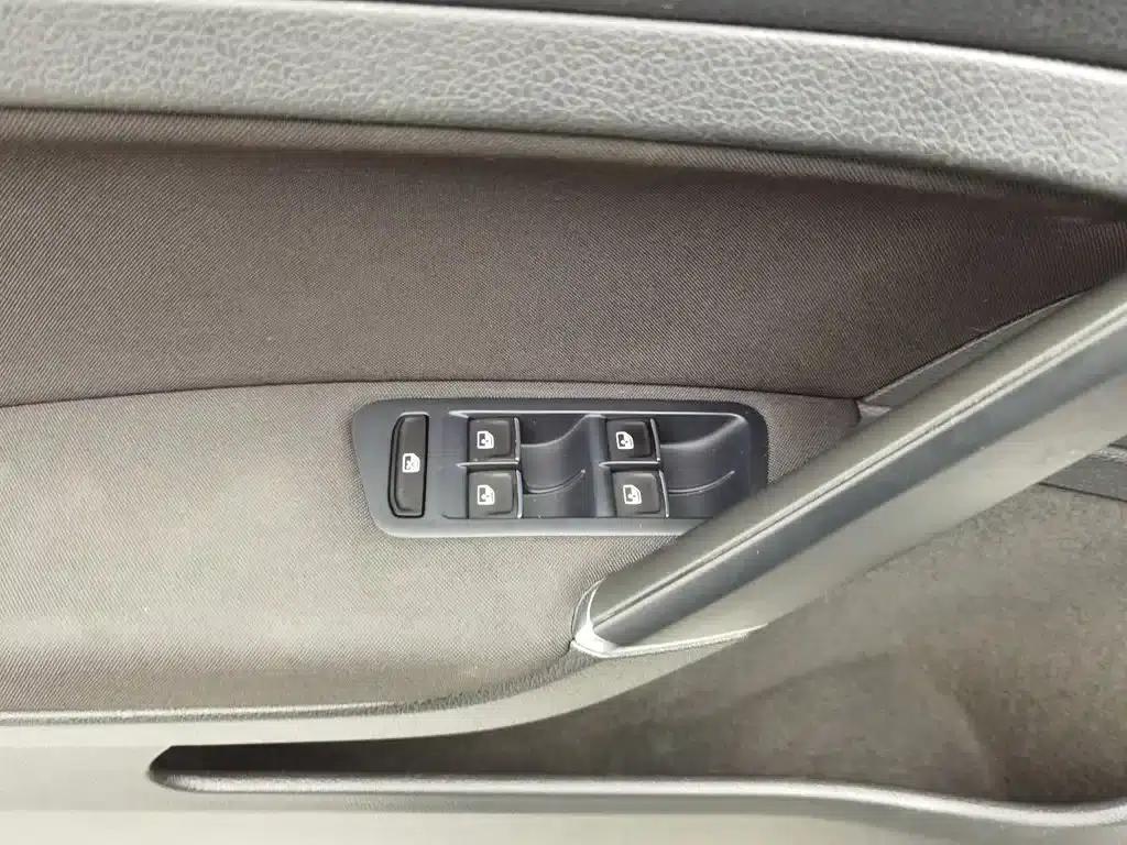2017 Golf 1.6L Automatic Comfort Millionth Unit Commemorative Edition — миниатюра 9