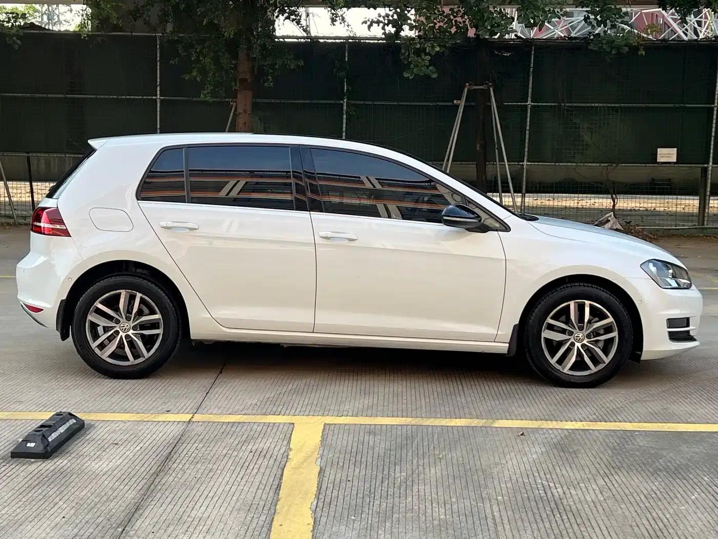 2017 Golf 230TSI Automatic Luxury Millionth Edition — миниатюра 2