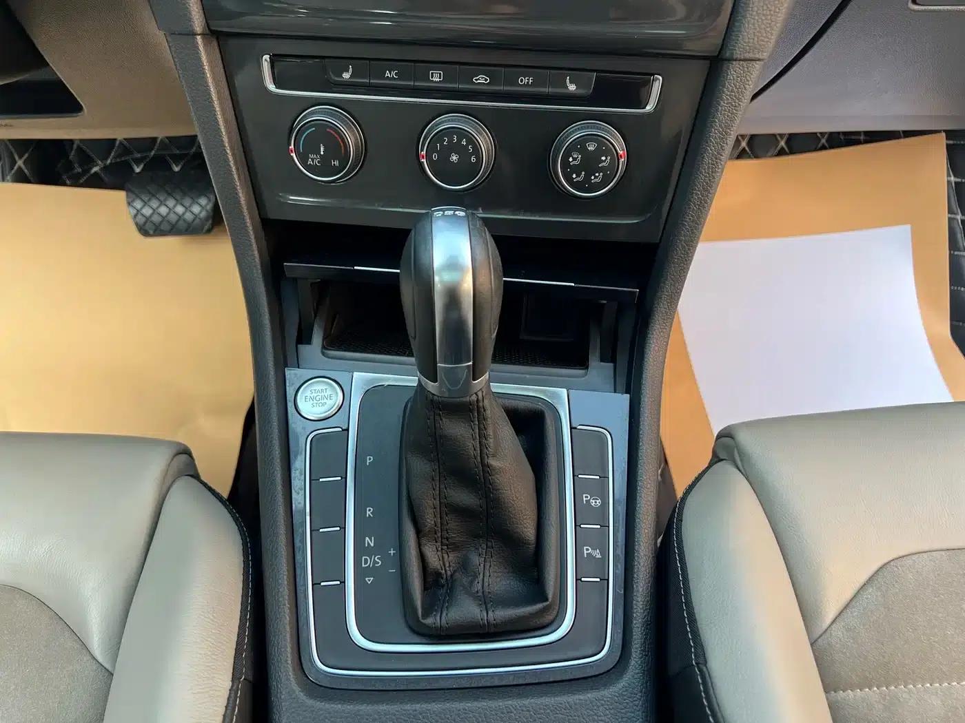 2017 Golf 230TSI Automatic Luxury Millionth Edition — миниатюра 13