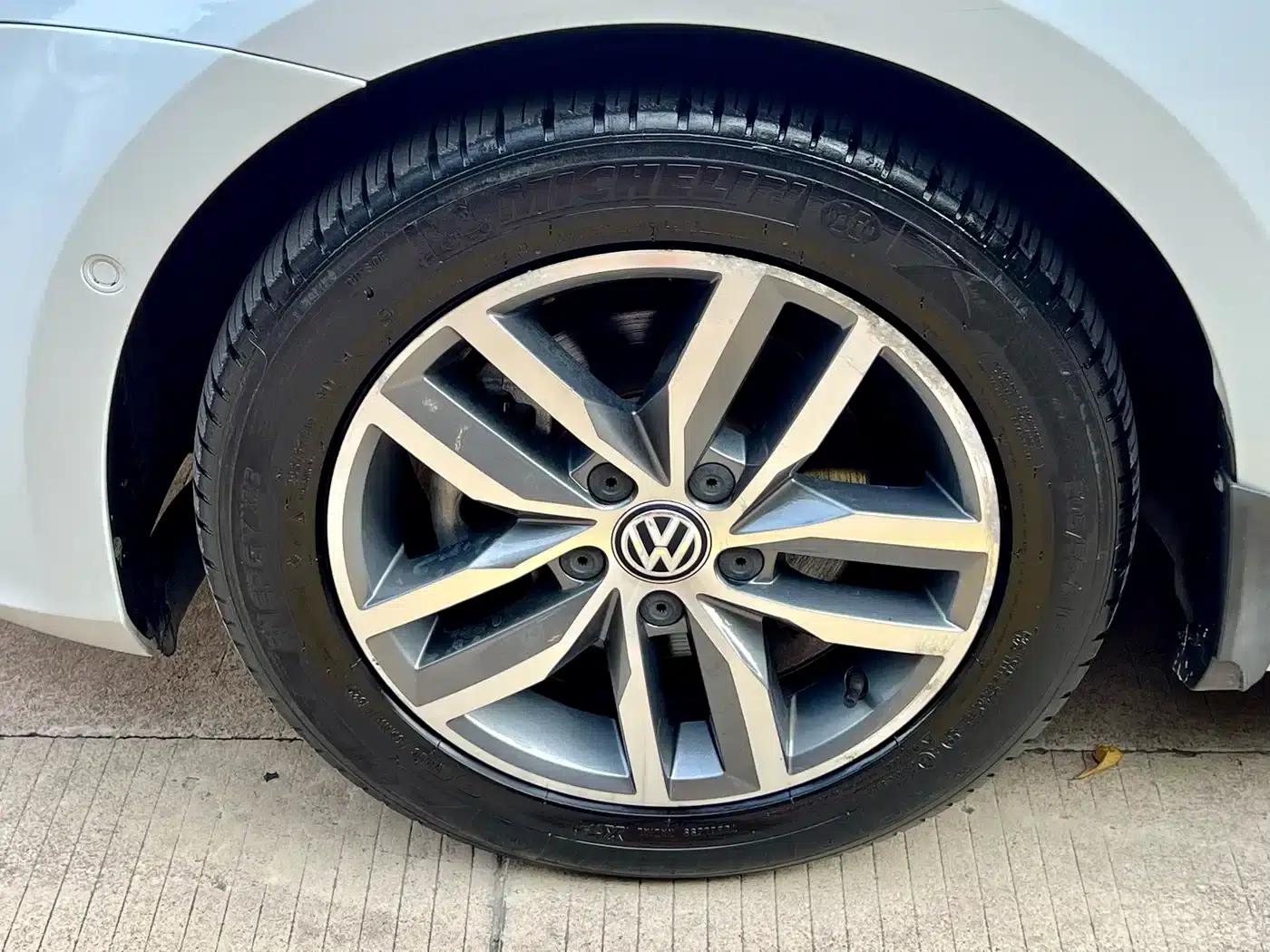 2017 Golf 230TSI Automatic Luxury Millionth Edition — миниатюра 18