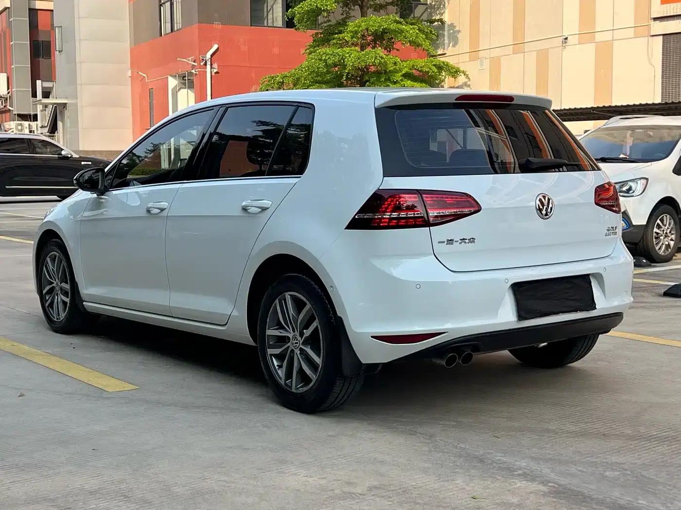 2017 Golf 230TSI Automatic Luxury Millionth Edition — миниатюра 3