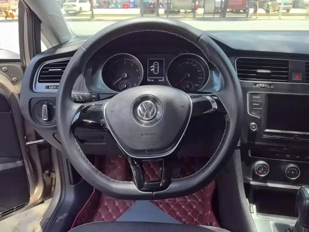 2017 Golf 1.6L Automatic Comfort Millionth Unit Commemorative Edition — миниатюра 11