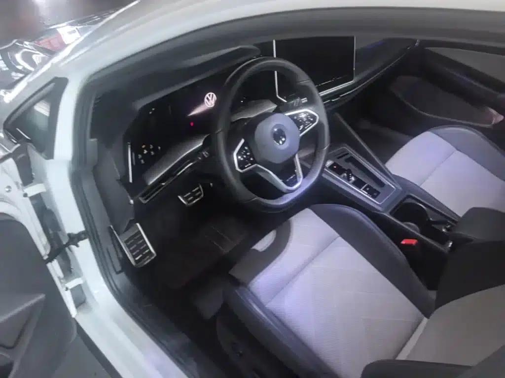 2025 Golf 300TSI R-Line — миниатюра 16