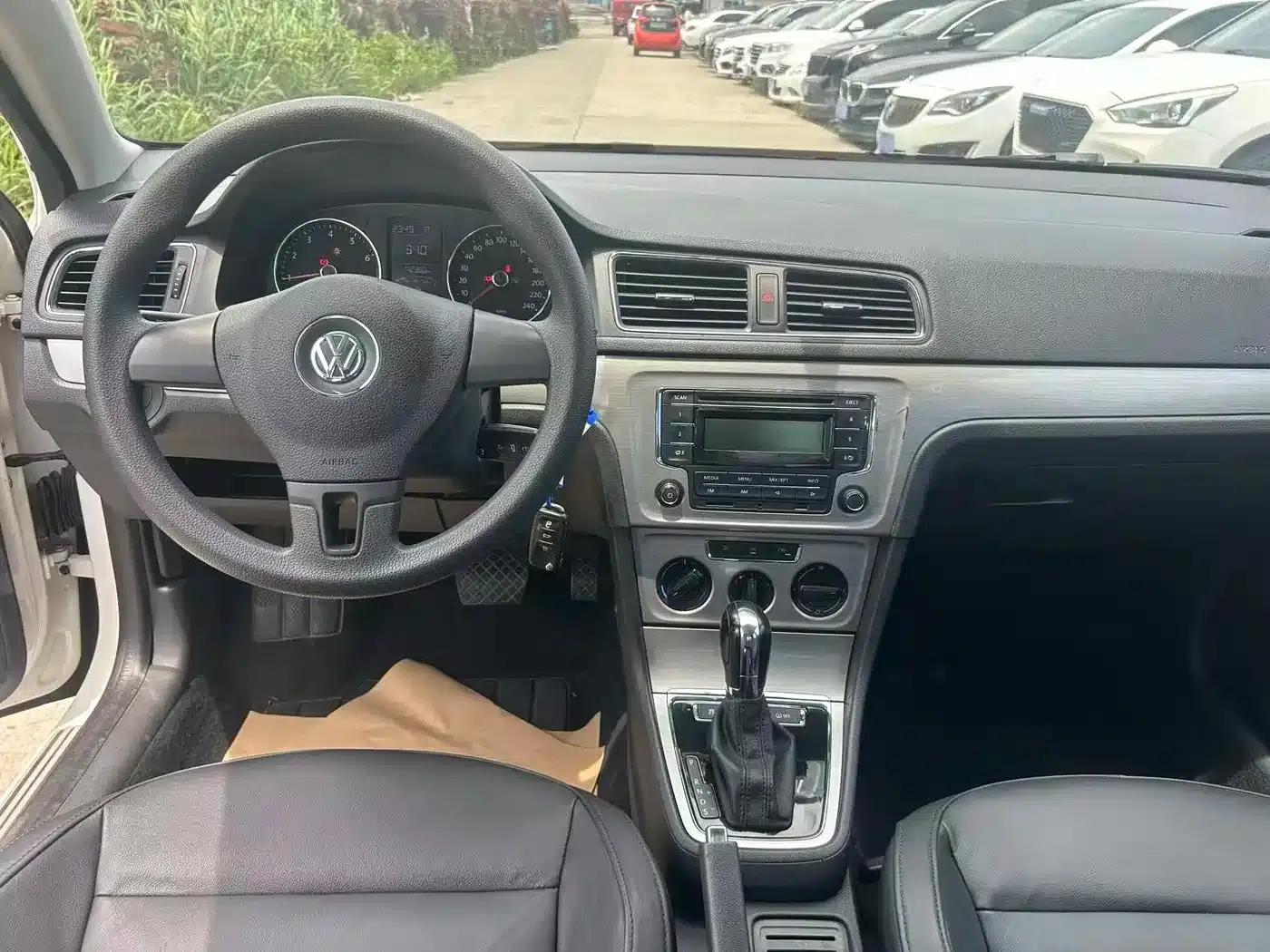 2013 Volkswagen Lavida Classic Facelift 1.6L Automatic Comfort Edition — миниатюра 11
