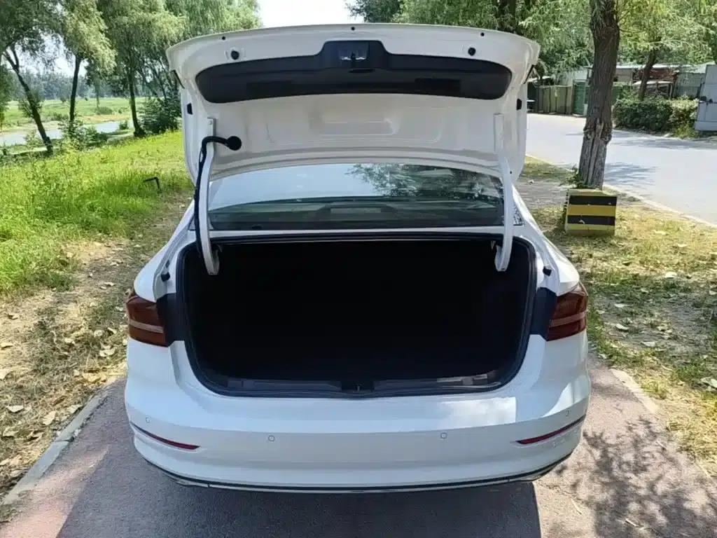 2022 Volkswagen Lavida 1.5L Automatic Vision Edition — миниатюра 19