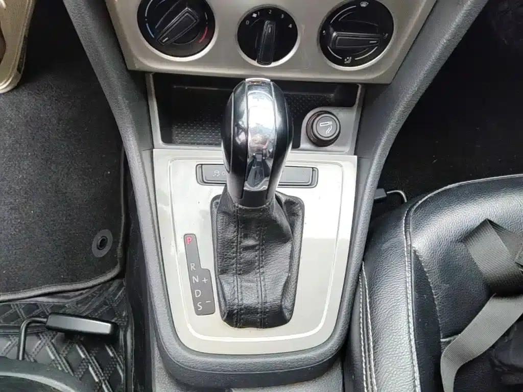 2013 Volkswagen Lavida Classic Facelift 1.6L Automatic Fashion Edition — миниатюра 14