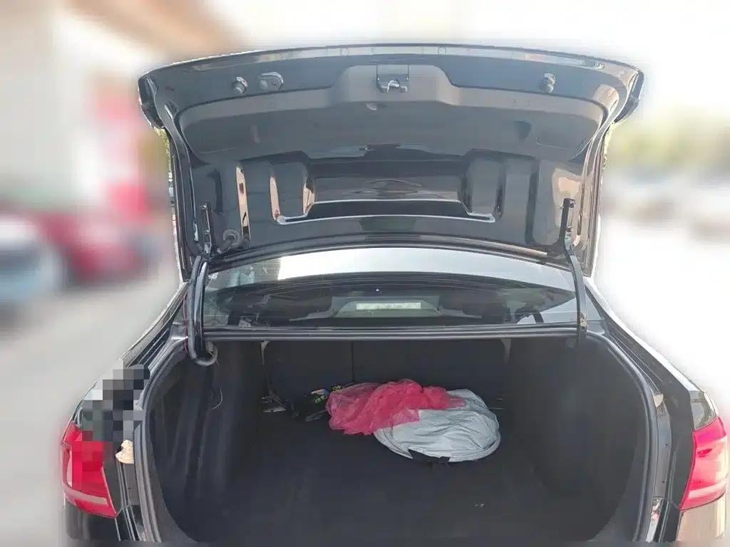 2015 Volkswagen Lavida 1.6L Automatic Comfort Edition — миниатюра 10