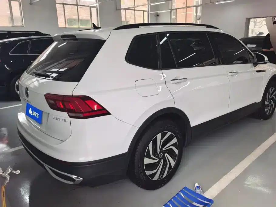 Tiguan L 2023 330TSI Automatic 2WD Comfort Edition — миниатюра 3