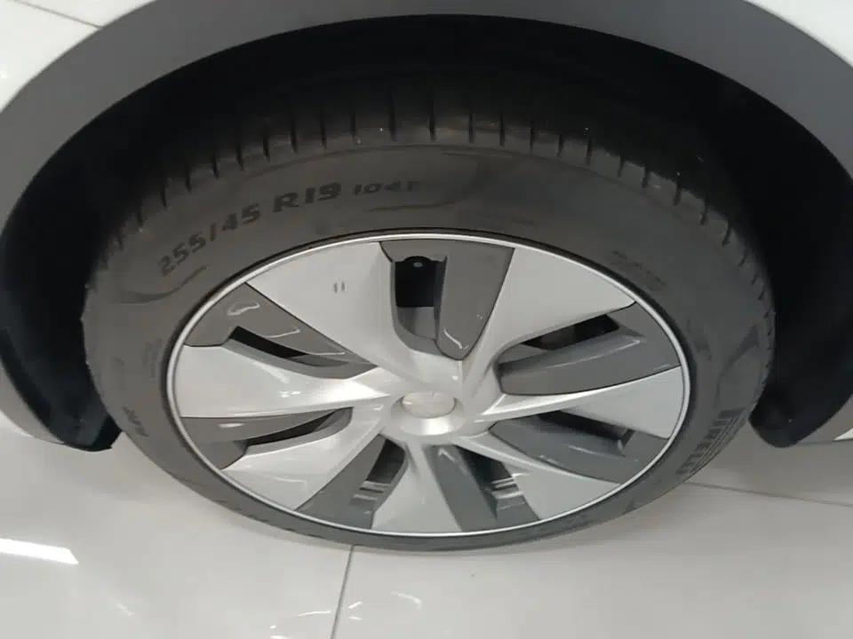 Tesla Model Y 2022 Rear-Wheel-Drive Version — миниатюра 10