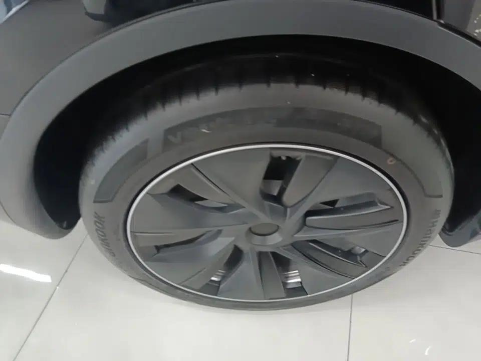 Tesla Model Y 2022 Long-Range All-Wheel-Drive Version — миниатюра 11