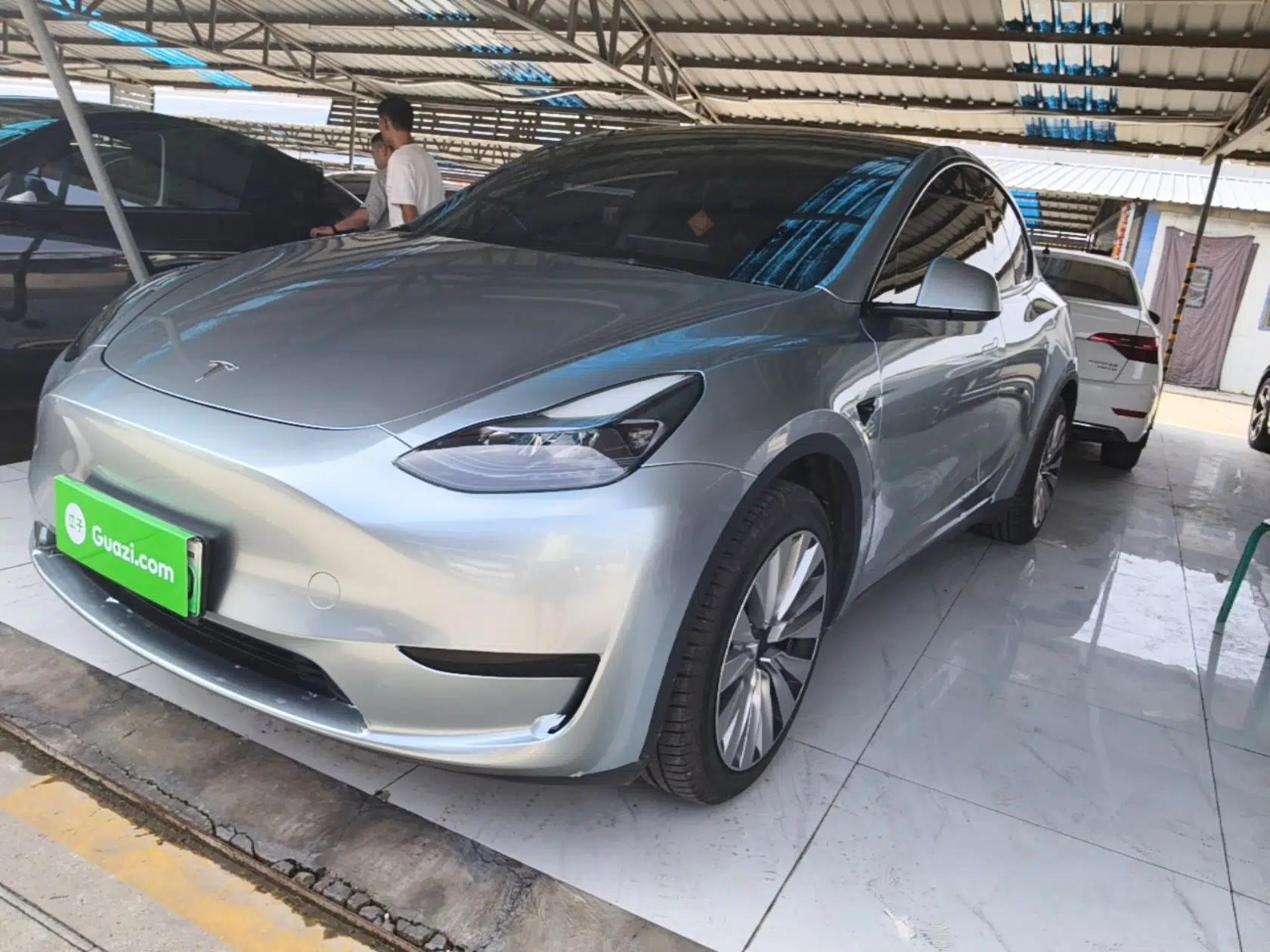 Tesla Model Y 2024 Rear-Wheel-Drive Version — миниатюра 1