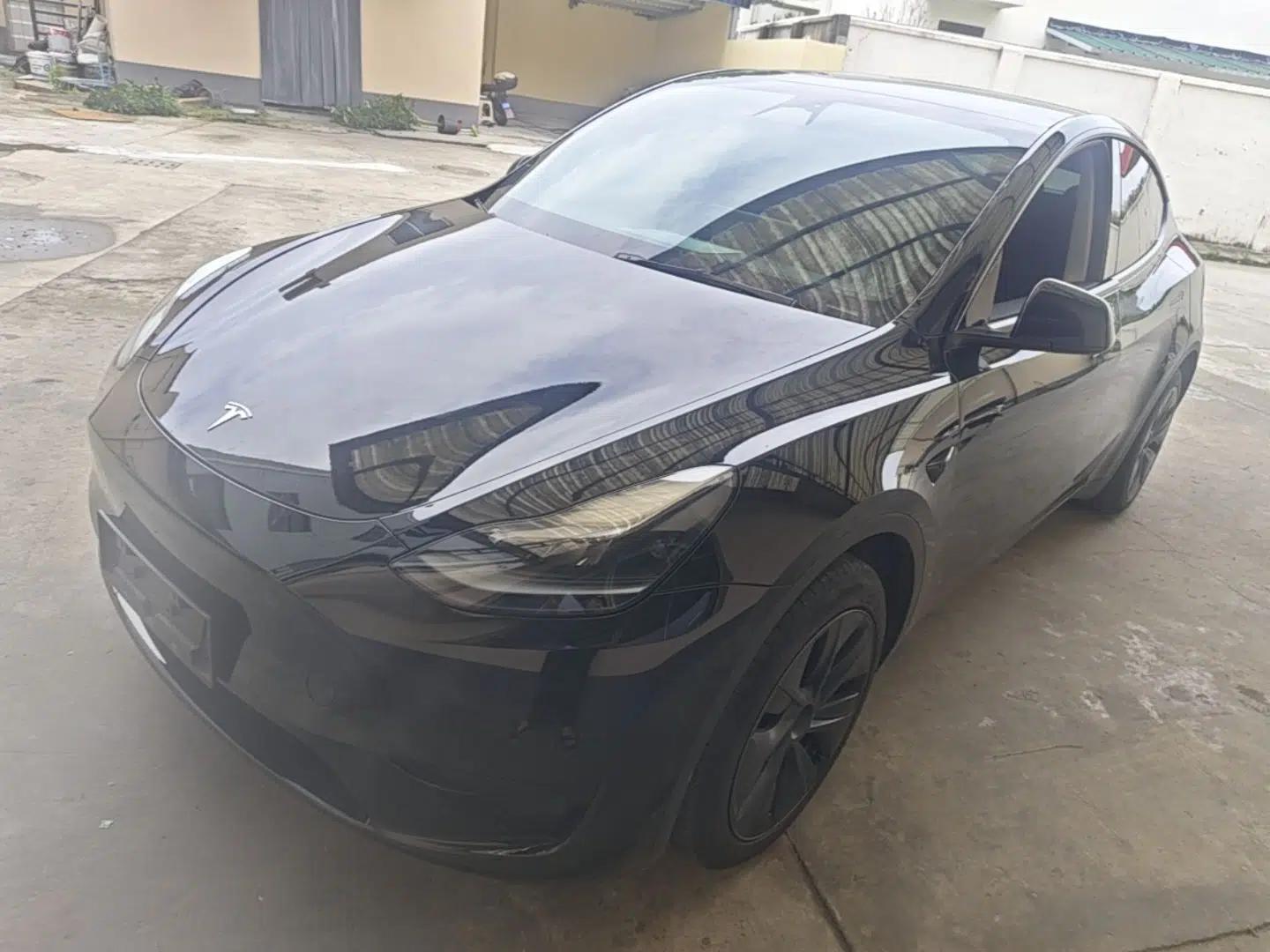 Tesla Model Y 2023 Rear-Wheel-Drive Version — миниатюра 1
