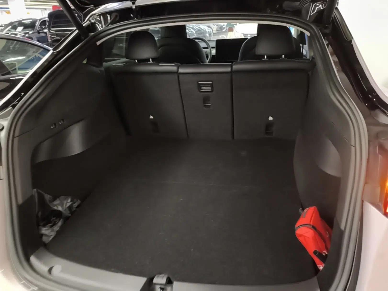 Tesla Model Y 2024 Rear-Wheel-Drive Version — миниатюра 27