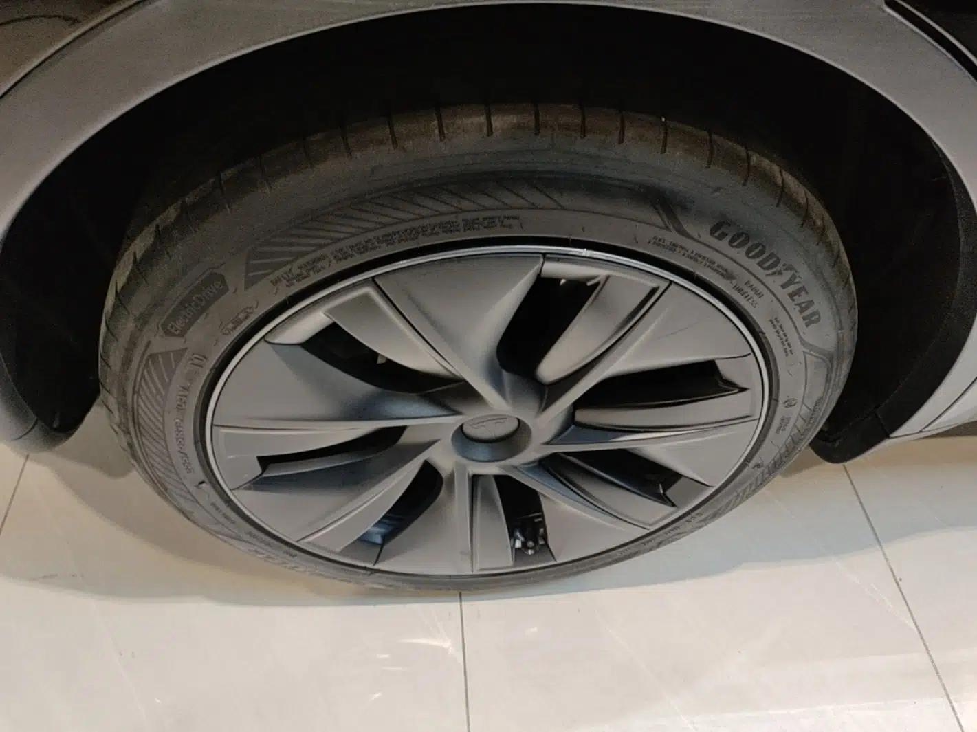 Tesla Model Y 2023 Rear-Wheel-Drive Version — миниатюра 11