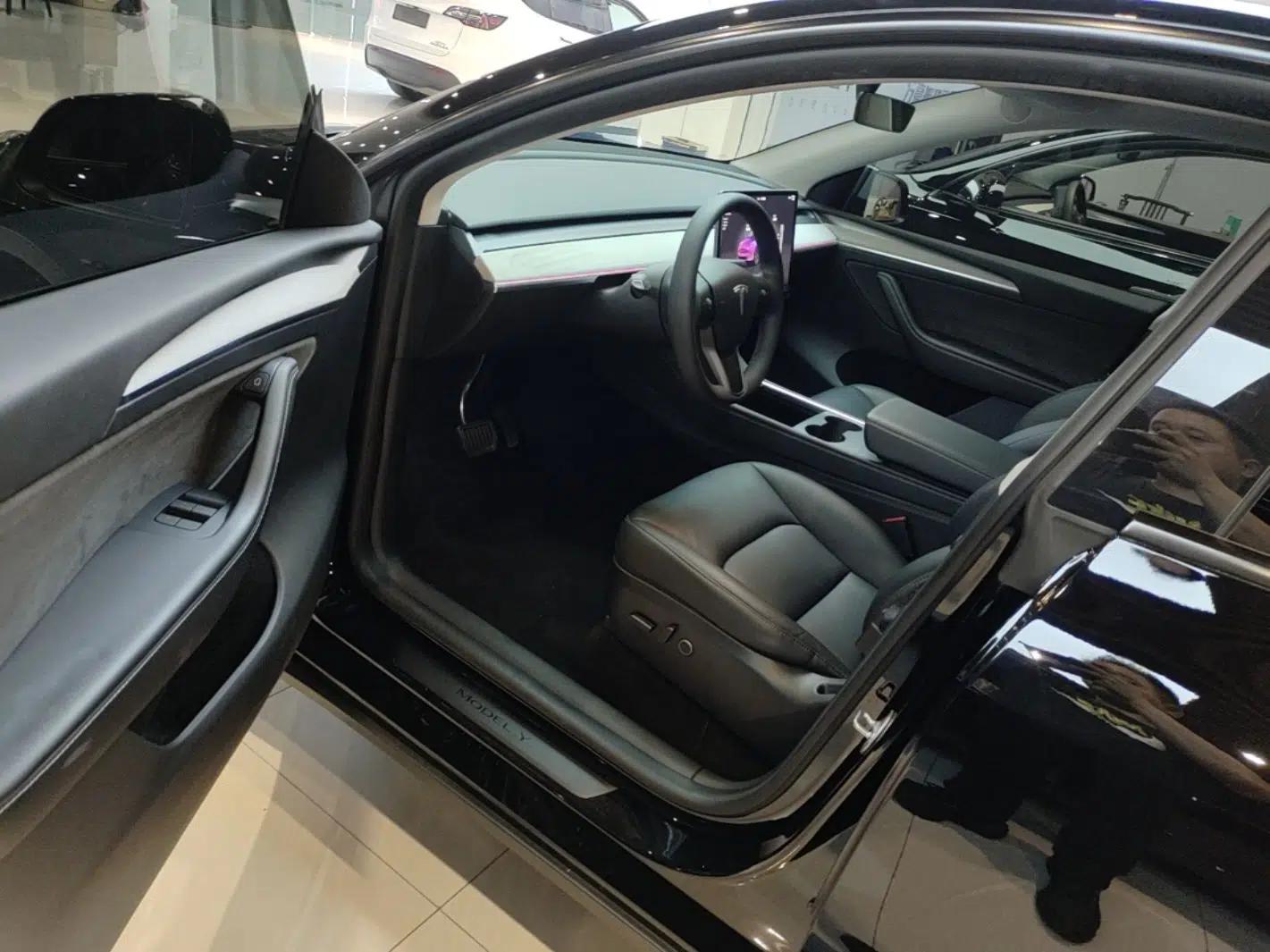 Tesla Model Y 2023 Rear-Wheel-Drive Version — миниатюра 18