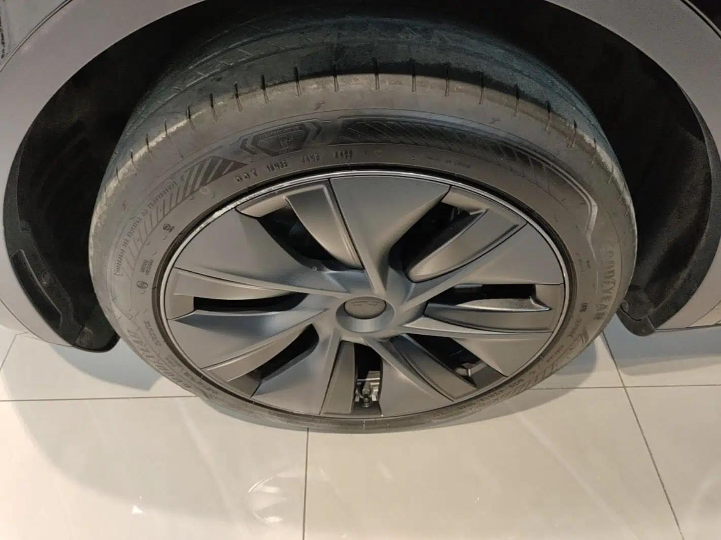 Tesla Model Y 2023 Rear-Wheel-Drive Version — миниатюра 10