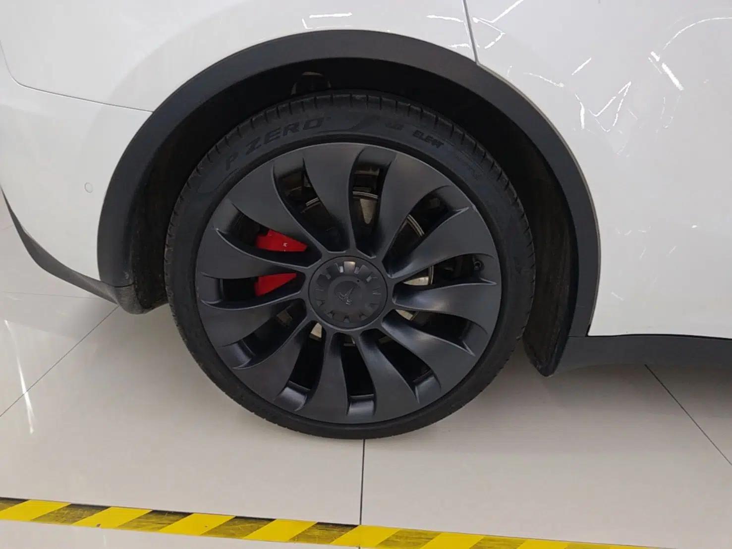 Tesla Model Y 2023 High-Performance All-Wheel-Drive Version — миниатюра 11