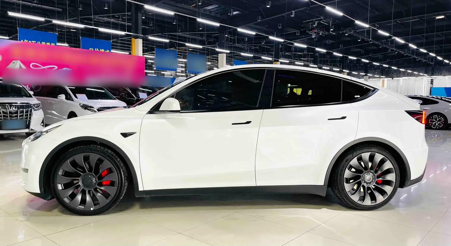Tesla Model Y 2023 High-Performance All-Wheel-Drive Version — миниатюра 15