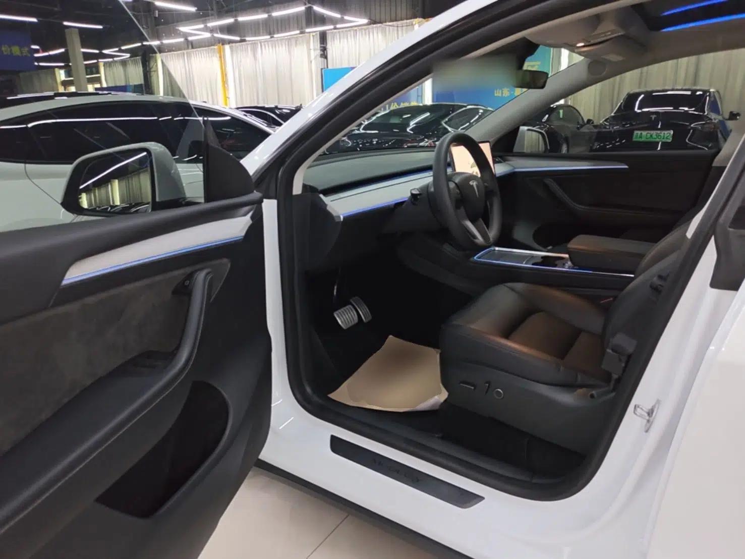 Tesla Model Y 2023 High-Performance All-Wheel-Drive Version — миниатюра 23
