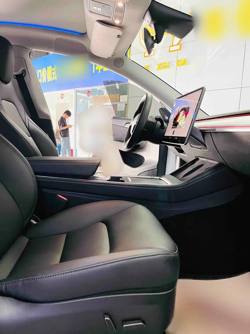 Tesla Model Y 2023 High-Performance All-Wheel-Drive Version — миниатюра 29