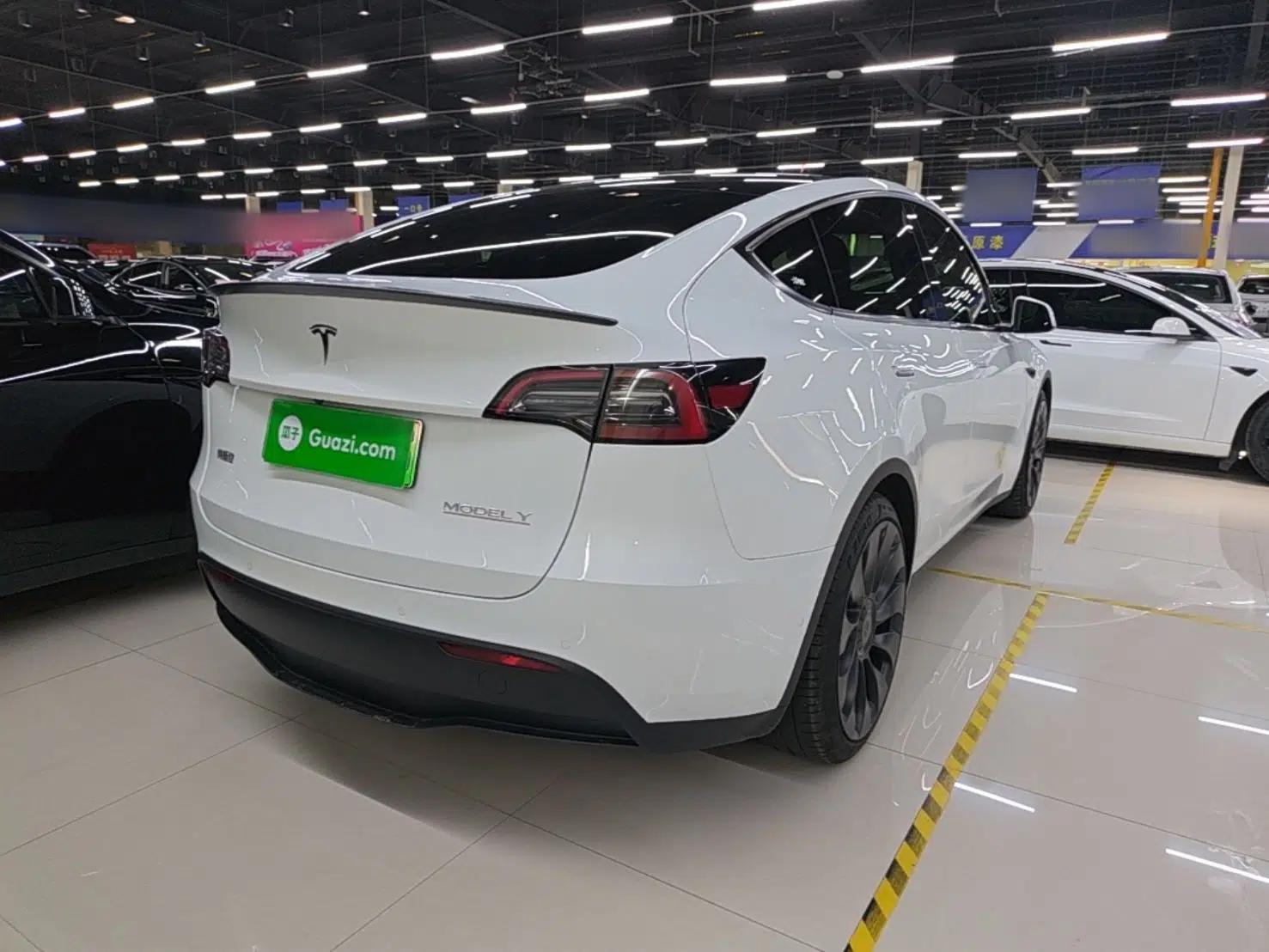 Tesla Model Y 2023 High-Performance All-Wheel-Drive Version — миниатюра 6