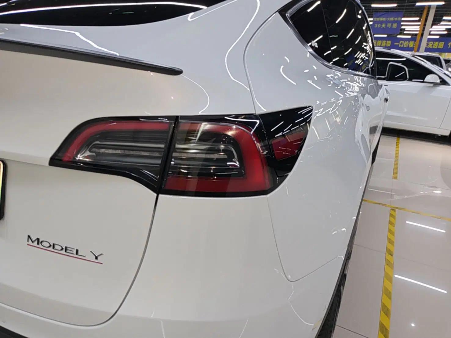 Tesla Model Y 2023 High-Performance All-Wheel-Drive Version — миниатюра 9