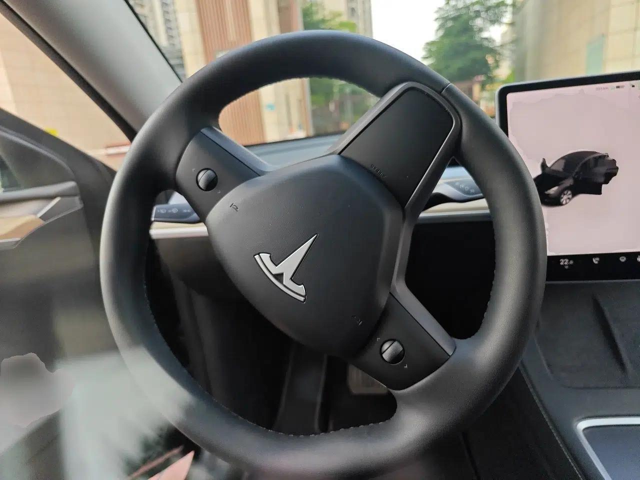 Tesla Model Y 2023 Long-Range All-Wheel-Drive Version — миниатюра 10