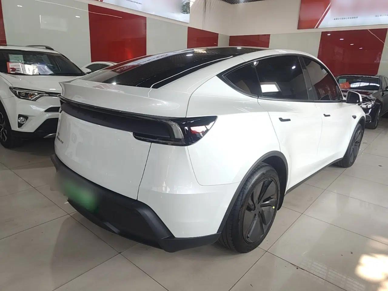 Tesla Model Y 2025 Rear-Wheel-Drive Version — миниатюра 6