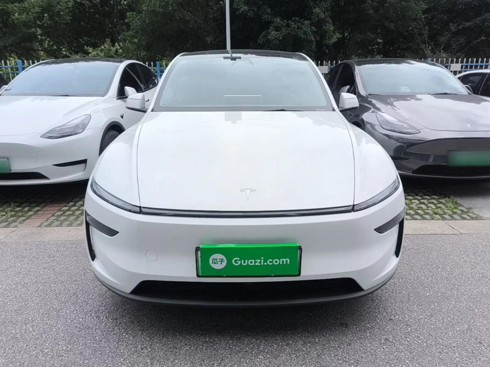 Tesla Model Y 2025 Long-Range All-Wheel-Drive Version — миниатюра 2