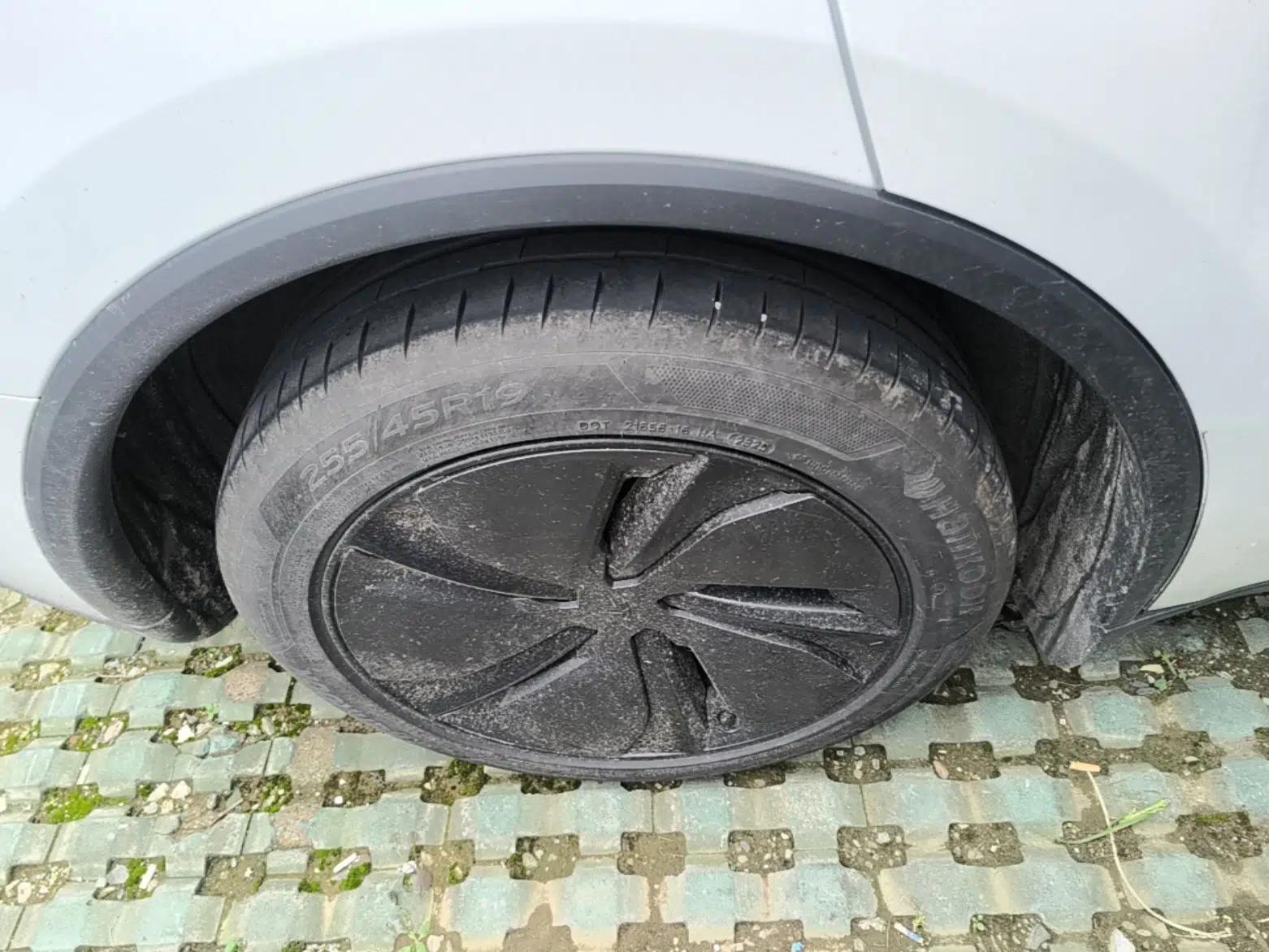Tesla Model Y 2025 Long-Range All-Wheel-Drive Version — миниатюра 11