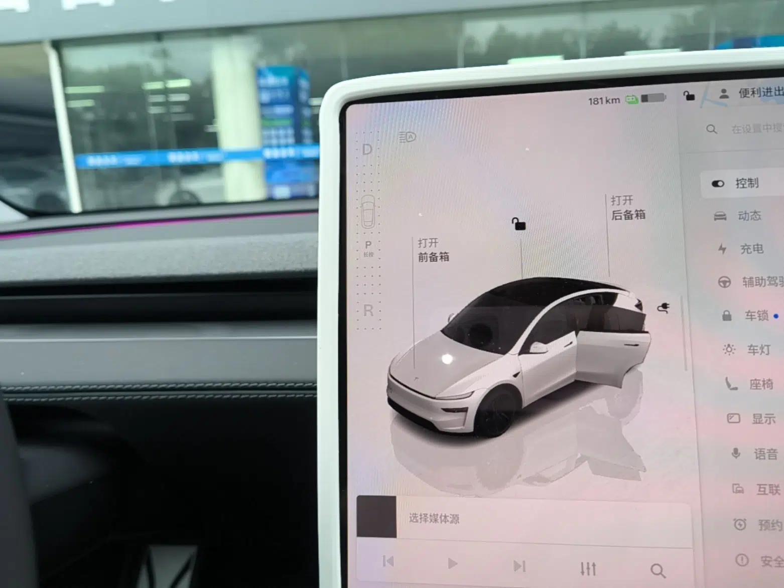 Tesla Model Y 2025 Long-Range All-Wheel-Drive Version — миниатюра 16
