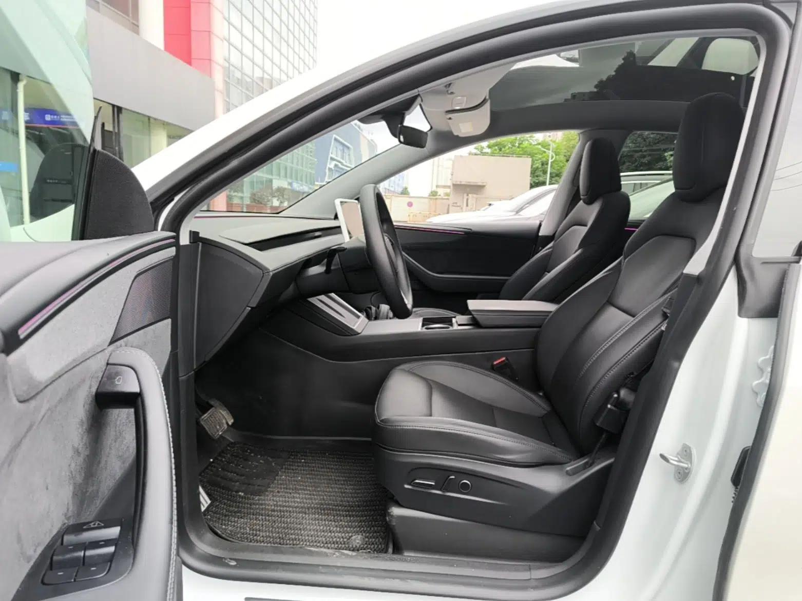 Tesla Model Y 2025 Long-Range All-Wheel-Drive Version — миниатюра 18