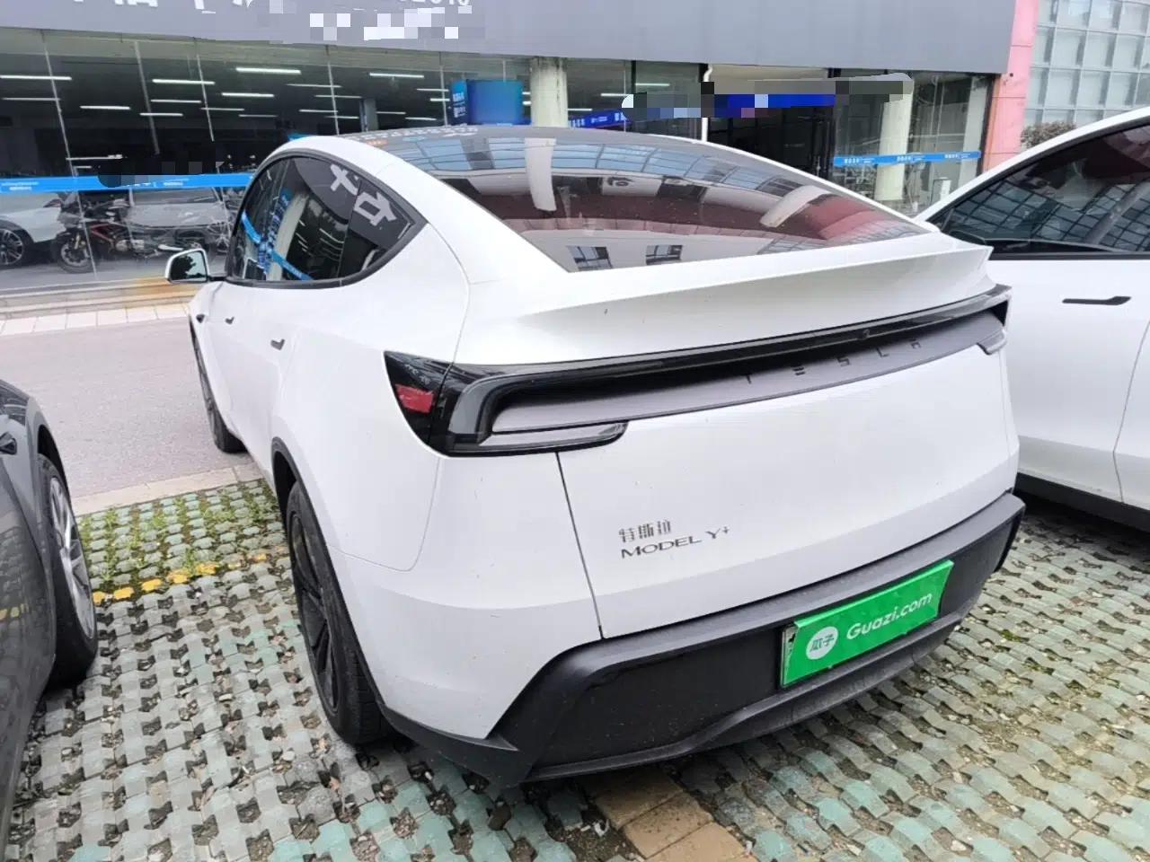 Tesla Model Y 2025 Long-Range All-Wheel-Drive Version — миниатюра 4