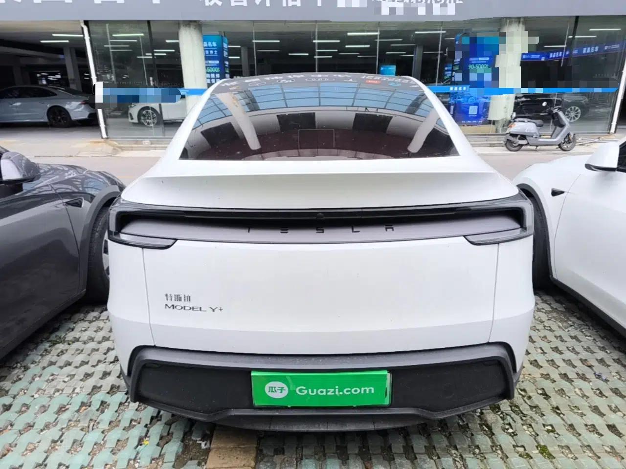 Tesla Model Y 2025 Long-Range All-Wheel-Drive Version — миниатюра 5
