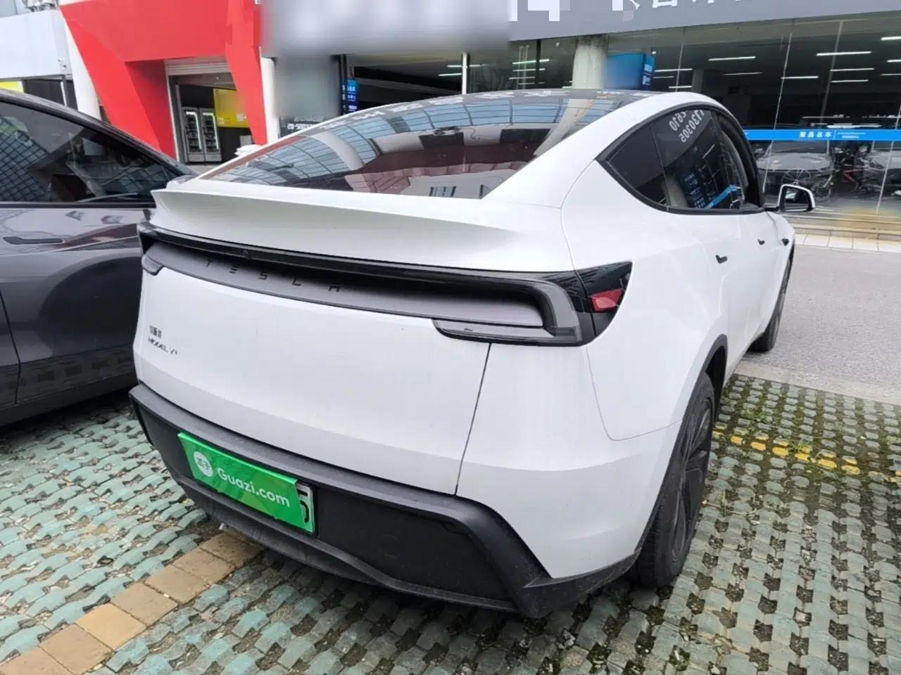 Tesla Model Y 2025 Long-Range All-Wheel-Drive Version — миниатюра 6