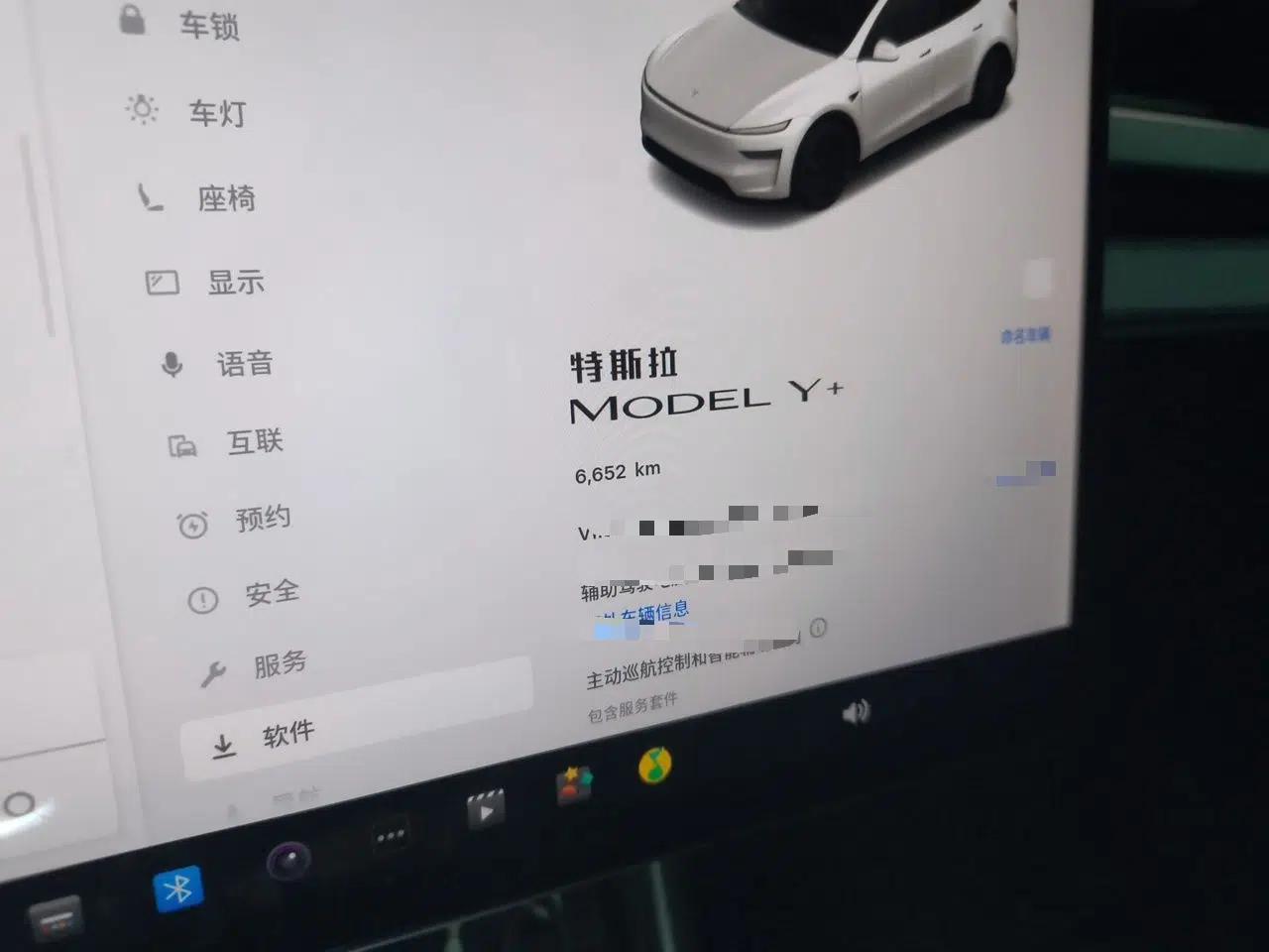 Tesla Model Y 2026 Long-Range All-Wheel-Drive Model — миниатюра 11