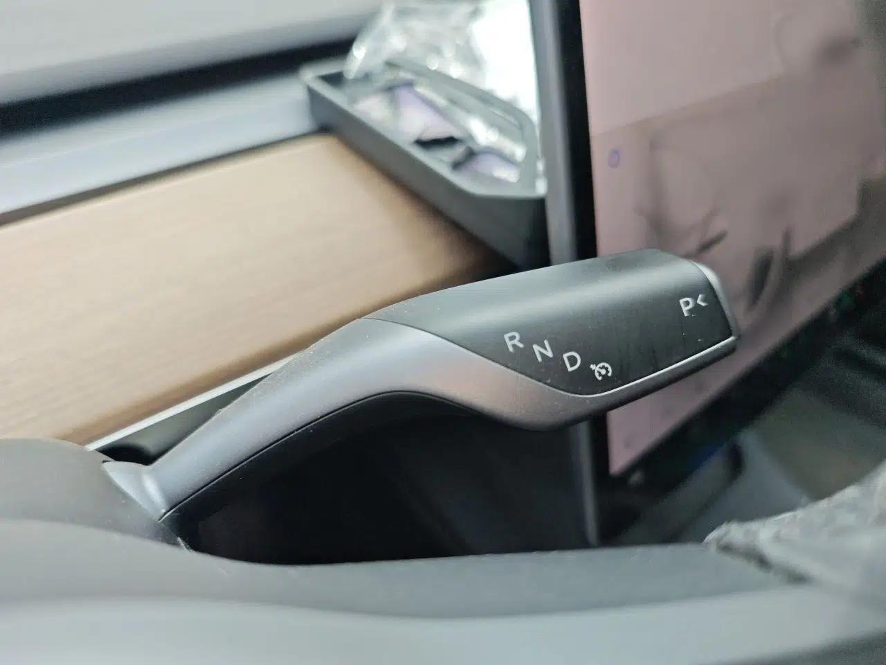 Tesla Model 3 2022 Rear-Wheel-Drive Version — миниатюра 11