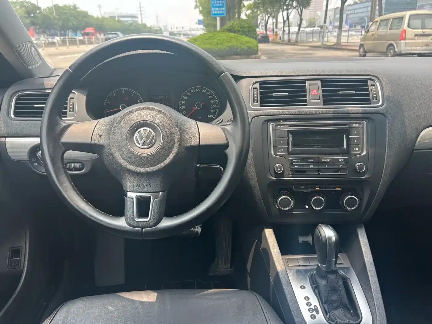 2014 Volkswagen Sagitar Facelift 1.6L Automatic Comfort Model — миниатюра 5