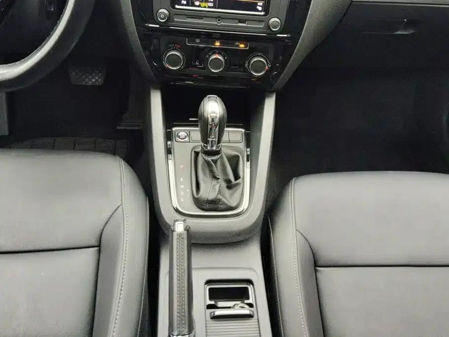2018 Volkswagen Sagitar 1.6L Automatic Comfort Model — миниатюра 16