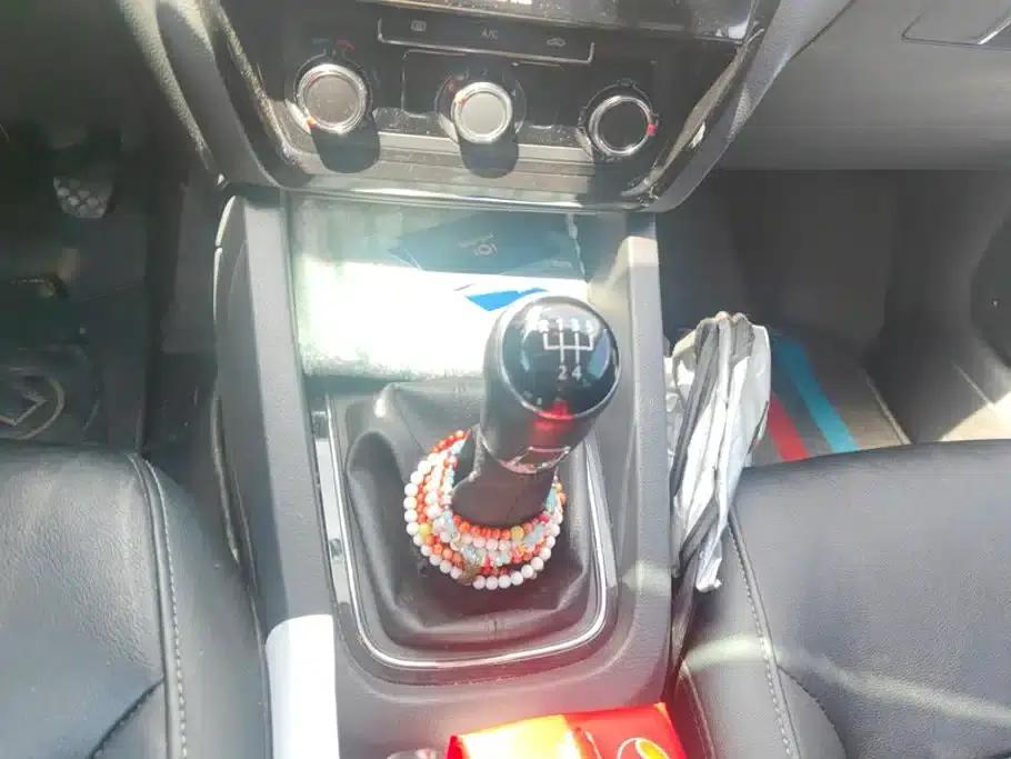 2015 Volkswagen Sagitar 1.6L Manual Comfort Edition — миниатюра 16