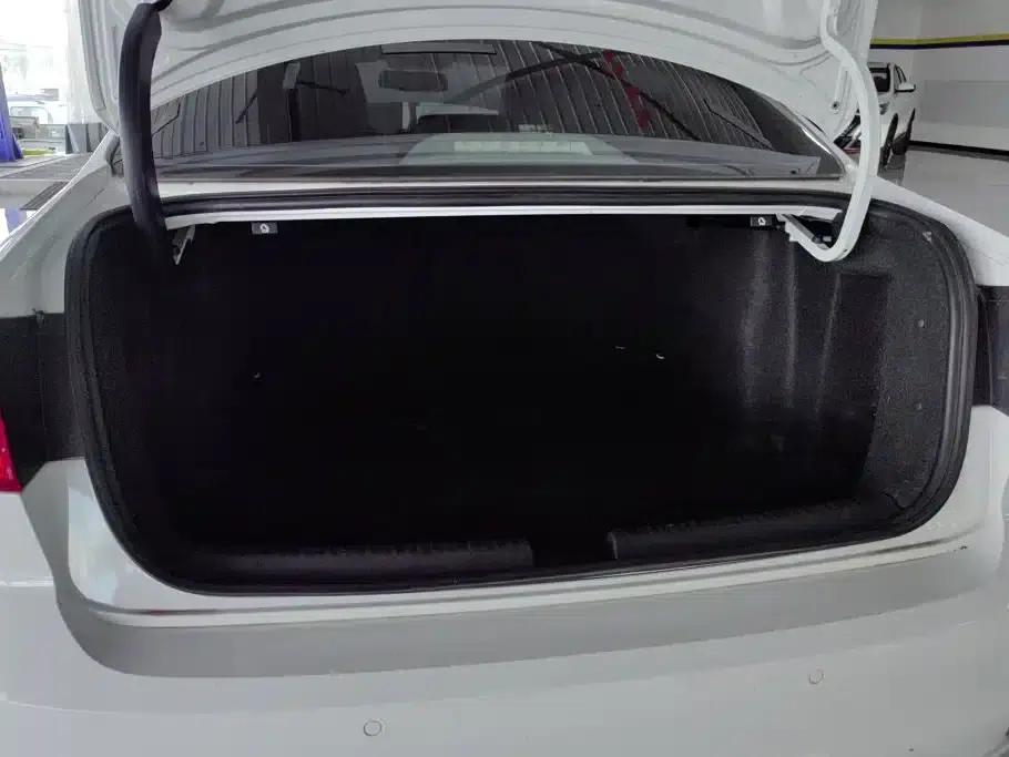 2015 Volkswagen Sagitar 1.6L Manual Comfort Edition — миниатюра 4