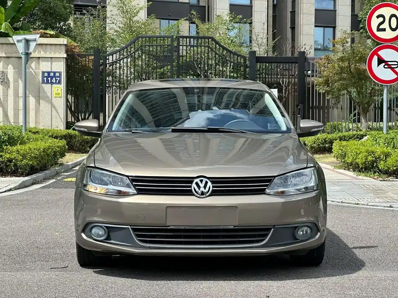 2012 Volkswagen Sagitar 1.6L Automatic Fashion Edition — миниатюра 2