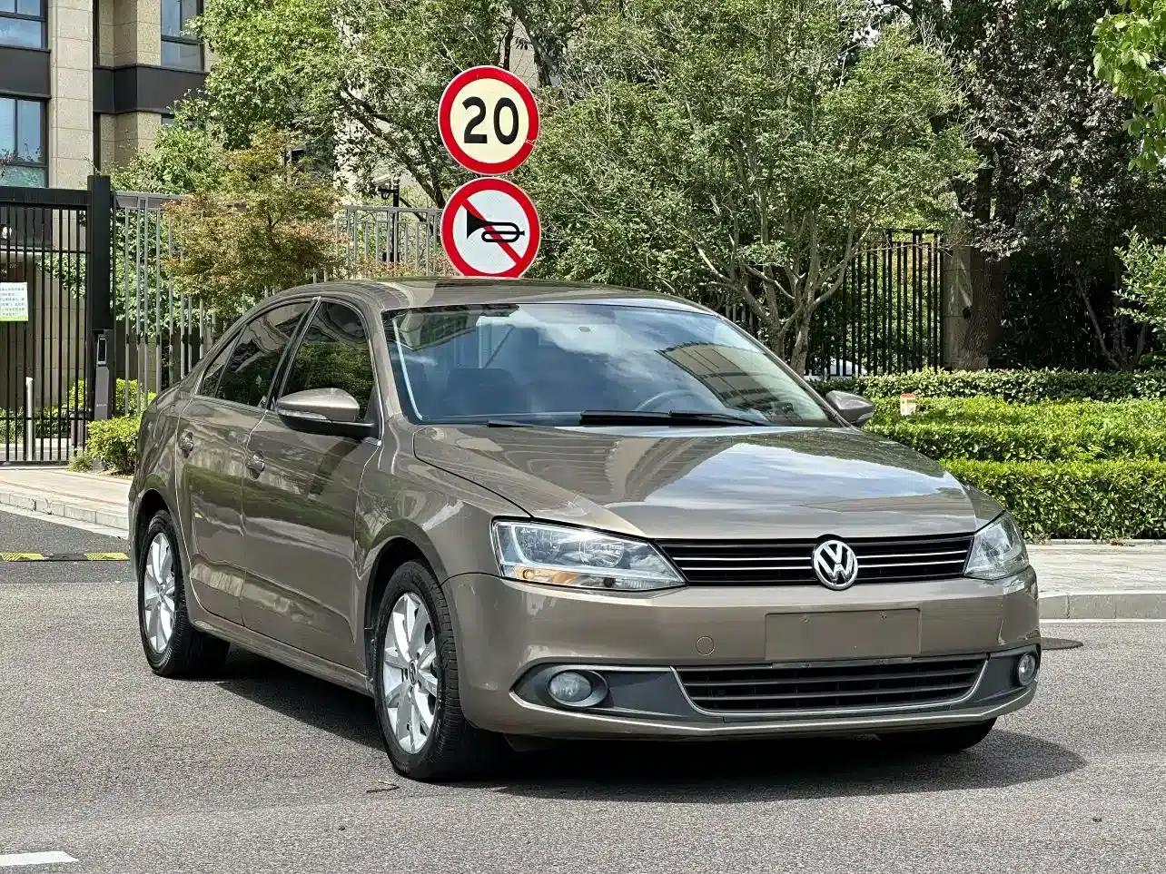 2012 Volkswagen Sagitar 1.6L Automatic Fashion Edition — миниатюра 3