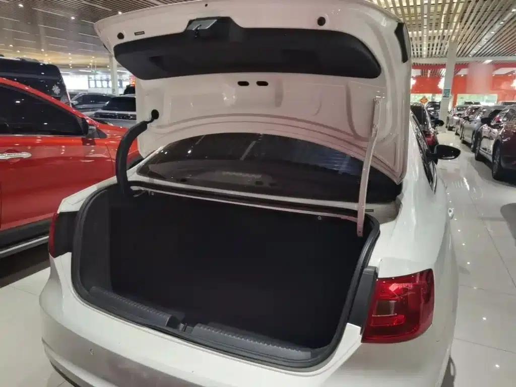 2014 Volkswagen Sagitar Facelift 1.6L Automatic Leading Edition — миниатюра 19