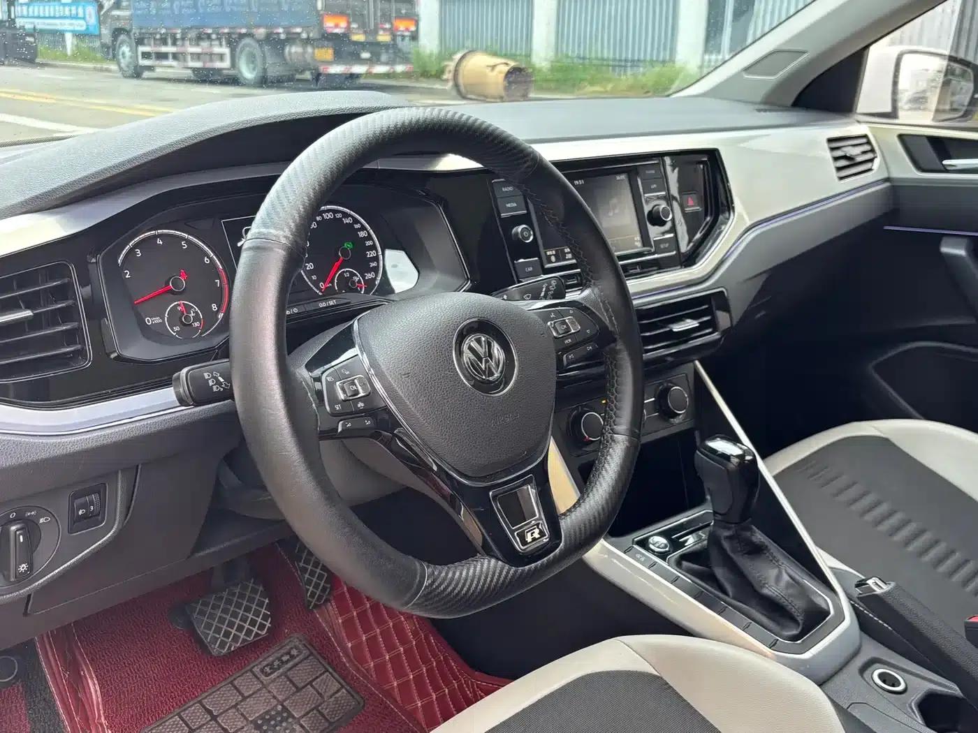 2019 Polo Plus 1.5L Automatic Colorful Technology Edition — миниатюра 4