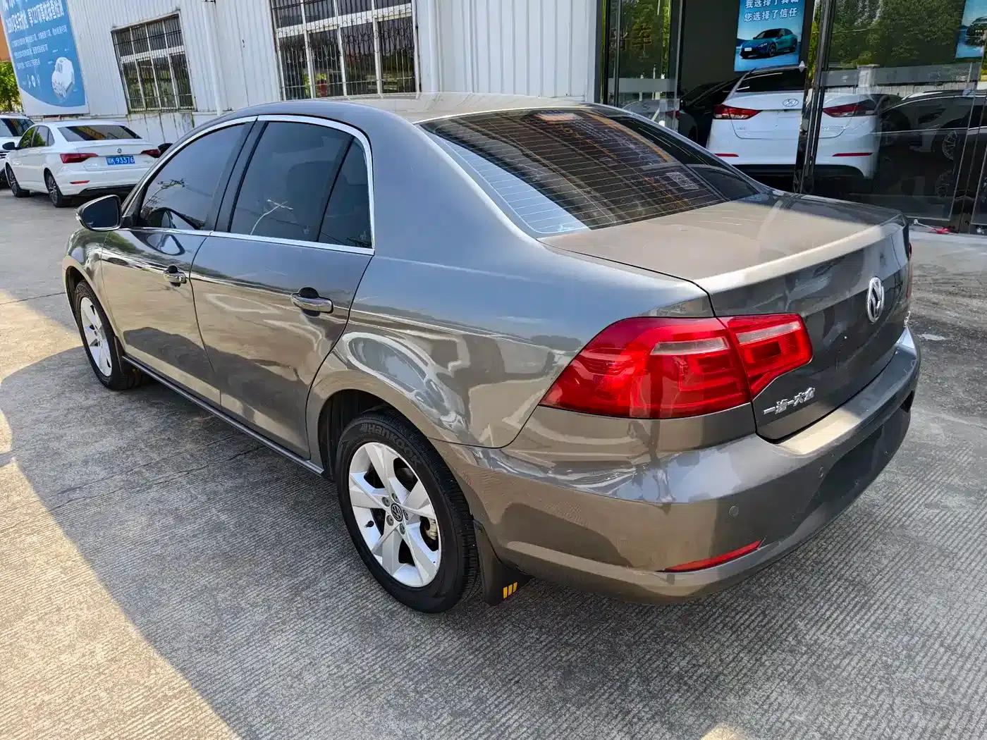 2013 Volkswagen Bora 1.6L Automatic Fashion Edition — миниатюра 4