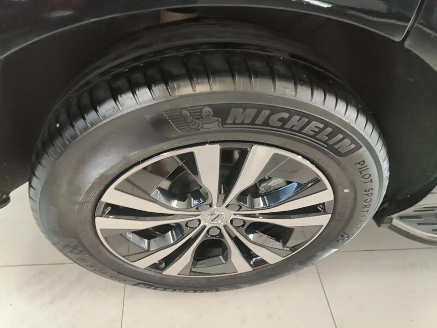 Volvo XC60 2024 B5 4x4 Smart Luxury Edition — миниатюра 11
