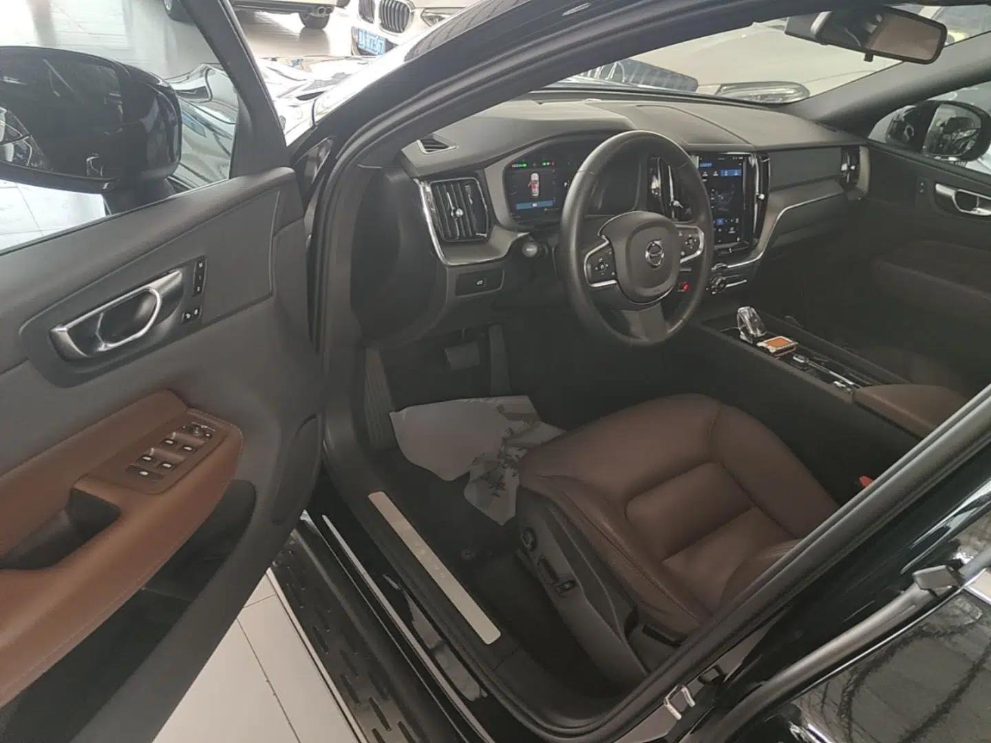 Volvo XC60 2024 B5 4x4 Smart Luxury Edition — миниатюра 23