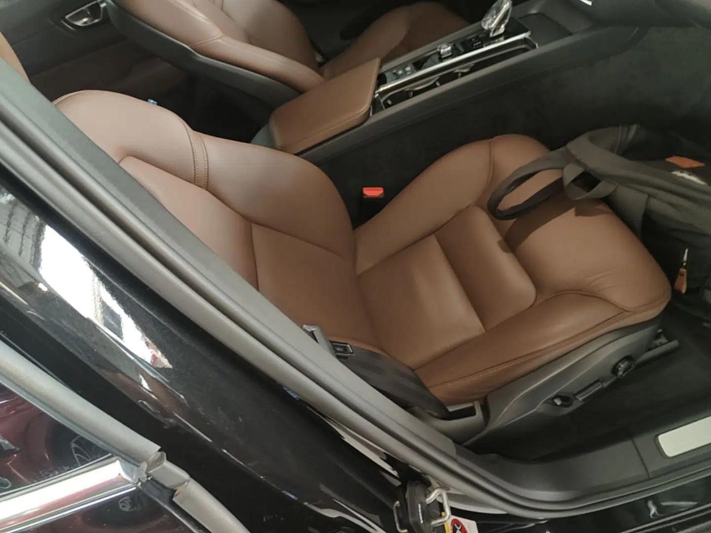 Volvo XC60 2024 B5 4x4 Smart Luxury Edition — миниатюра 24