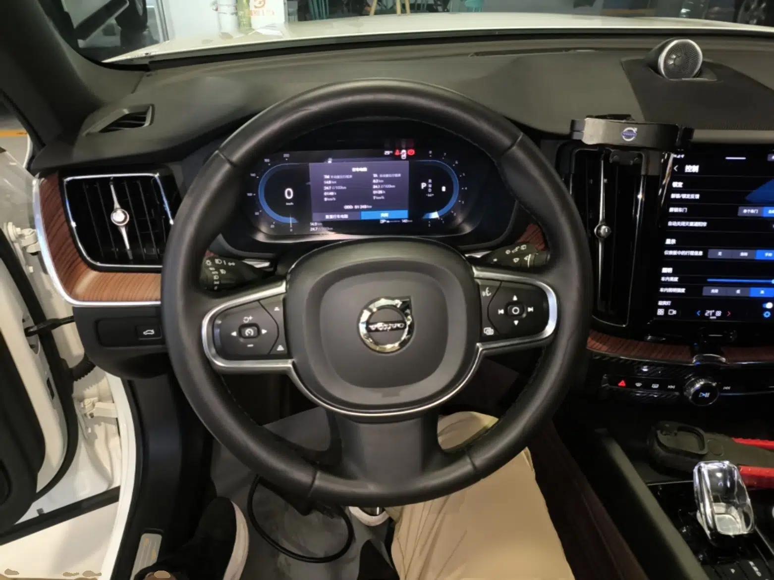 Volvo XC60 2023 B5 4x4 Smart Luxury Edition — миниатюра 18